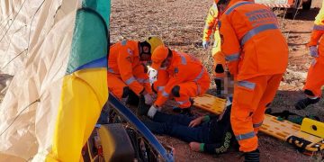 Piloto de paramotor cai em fio de alta tensão durante voo em Alfenas