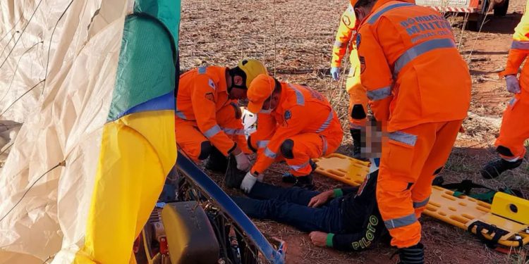 Piloto de paramotor cai em fio de alta tensão durante voo em Alfenas