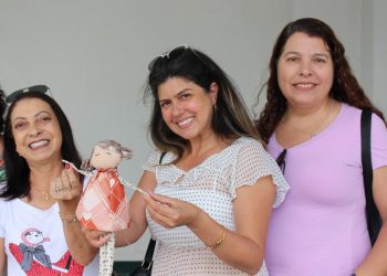 Voluntárias do projeto Luz doam 200 bonecos e bonecas para pacientes infantis do HCSL
