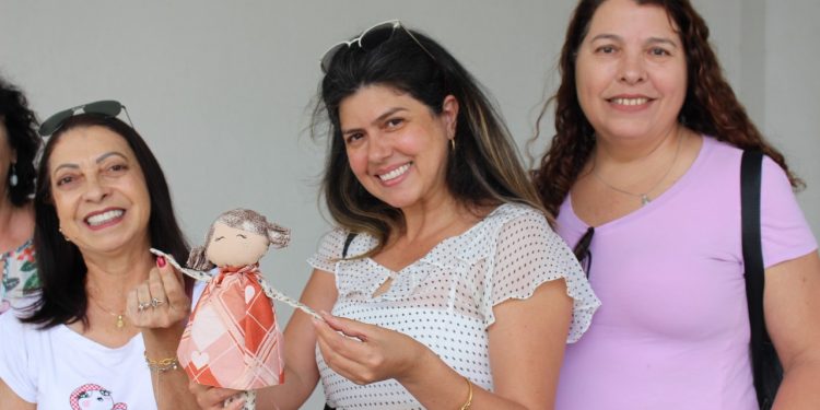 Voluntárias do projeto Luz doam 200 bonecos e bonecas para pacientes infantis do HCSL