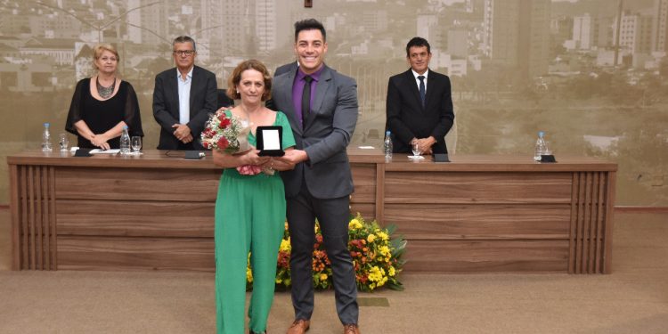 Câmara de Pouso Alegre entrega Medalha do Mérito Educacional