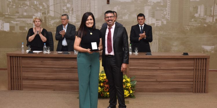 Câmara de Pouso Alegre entrega Medalha do Mérito Educacional