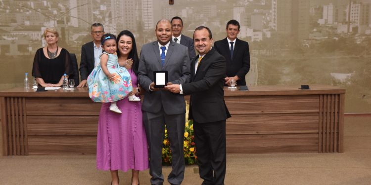 Câmara de Pouso Alegre entrega Medalha do Mérito Educacional