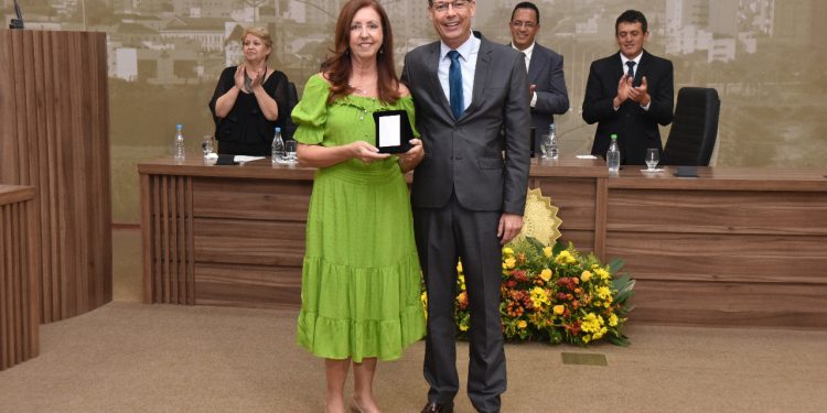 Câmara de Pouso Alegre entrega Medalha do Mérito Educacional