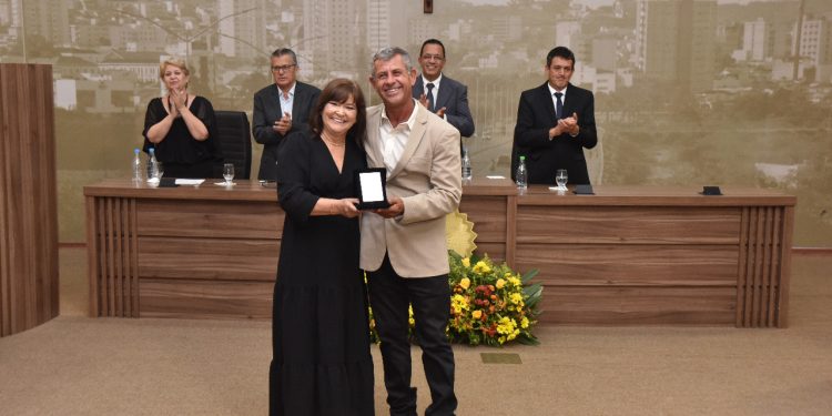 Câmara de Pouso Alegre entrega Medalha do Mérito Educacional