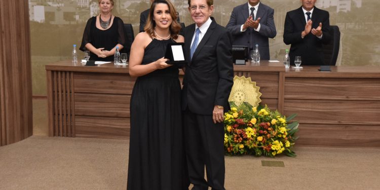 Câmara de Pouso Alegre entrega Medalha do Mérito Educacional