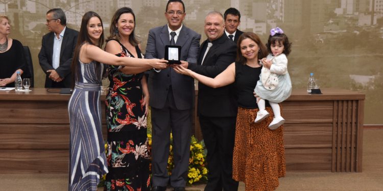Câmara de Pouso Alegre entrega Medalha do Mérito Educacional