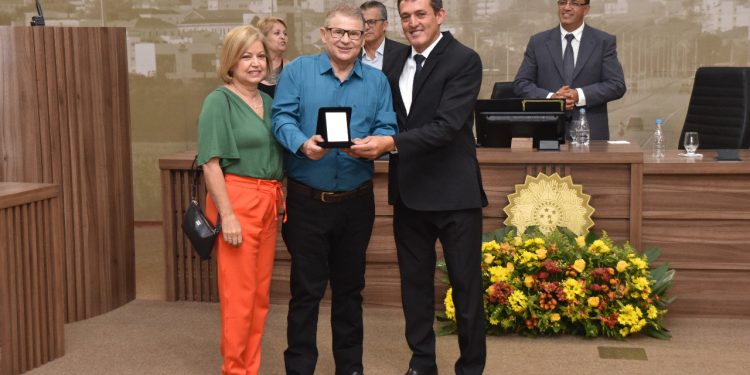 Câmara de Pouso Alegre entrega Medalha do Mérito Educacional