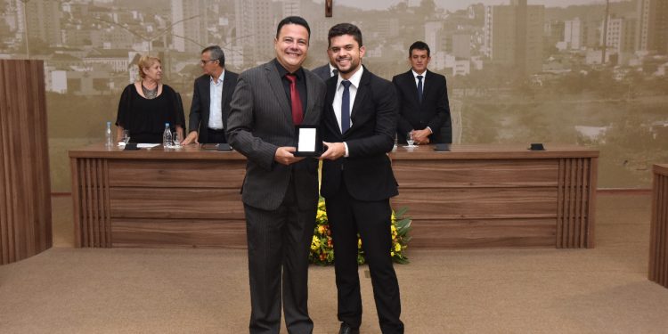 Câmara de Pouso Alegre entrega Medalha do Mérito Educacional