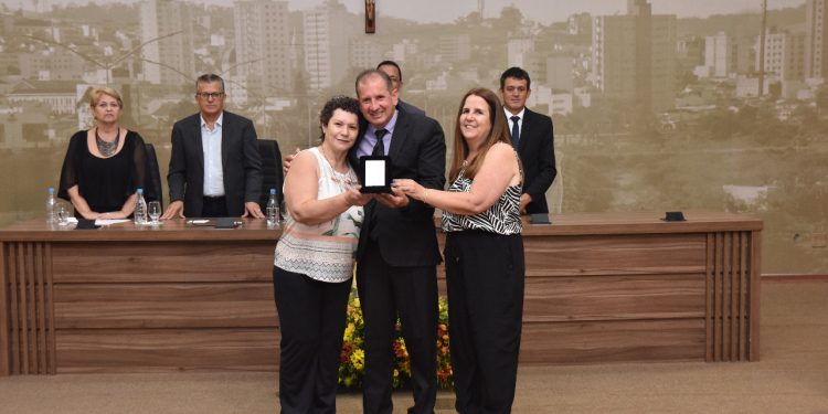 Câmara de Pouso Alegre entrega Medalha do Mérito Educacional