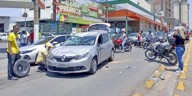Idosa capota carro no Centro de Pouso Alegre