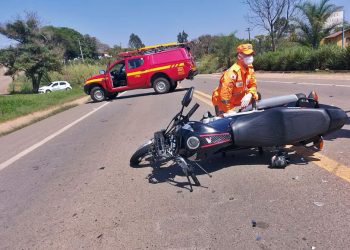 Em Alfenas, na BR-491, motociclista de 38 anos morre após colisão frontal com caminhão