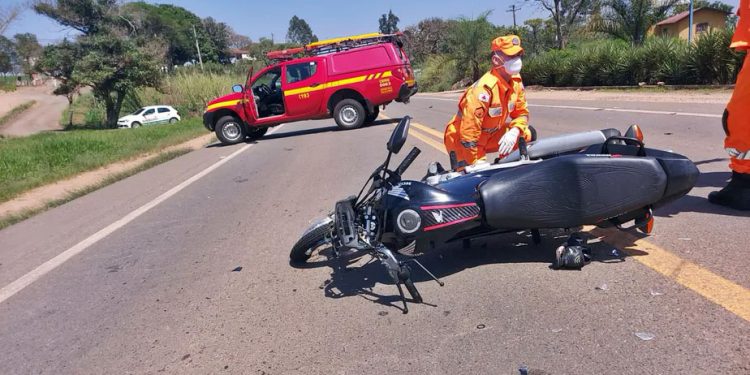 Em Alfenas, na BR-491, motociclista de 38 anos morre após colisão frontal com caminhão