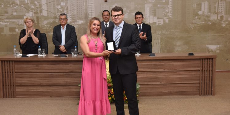 Câmara de Pouso Alegre entrega Medalha do Mérito Educacional