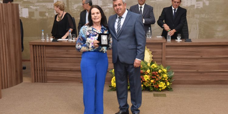 Câmara de Pouso Alegre entrega Medalha do Mérito Educacional