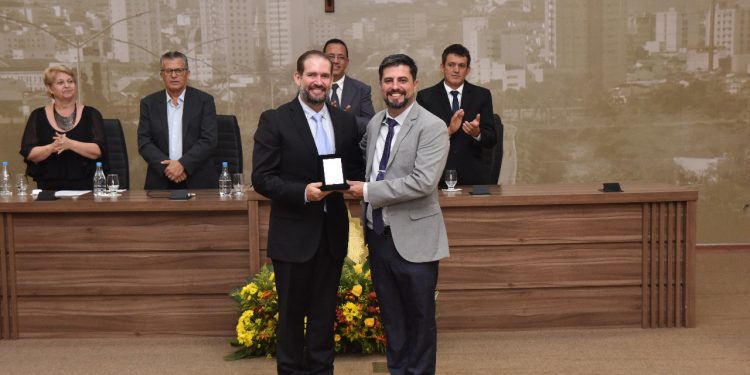 Câmara de Pouso Alegre entrega Medalha do Mérito Educacional
