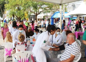 Colégio João Paulo II e Univás participam de evento sobre Outubro Rosa