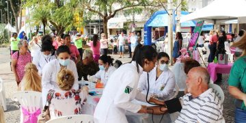 Colégio João Paulo II e Univás participam de evento sobre Outubro Rosa