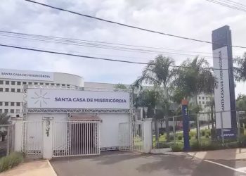 Ladrão é atacado por pitibull após pular muro e pede socorro para a polícia