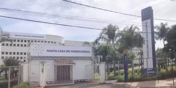 Ladrão é atacado por pitibull após pular muro e pede socorro para a polícia