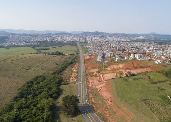 Motorista em Pouso Alegre foge após seu carro bater em moto e derrubar condutora