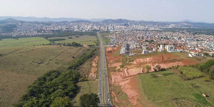 Motorista em Pouso Alegre foge após seu carro bater em moto e derrubar condutora