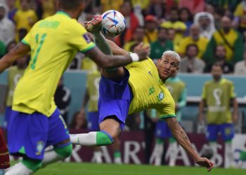 Brasil conta com brilho de Richarlison e bate Sérvia na estreia na Copa
