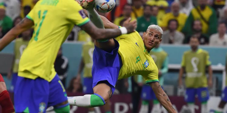 Brasil conta com brilho de Richarlison e bate Sérvia na estreia na Copa