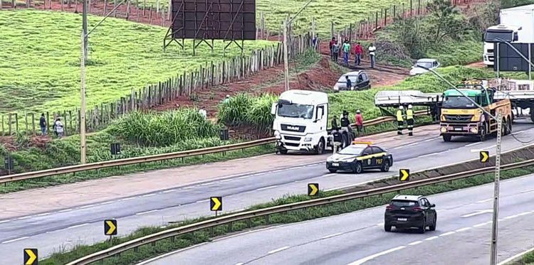 Em Pouso Alegre acidente bloqueia a Rodovia BR-381 Km 849