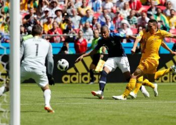 França leva susto da Austrália, vira o jogo com goleada na estreia
