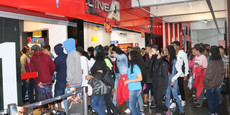 Dois mil alunos da Rede Municipal vão ao cinema gratuitamente