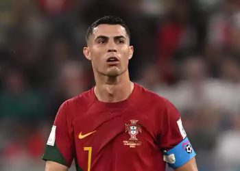 Cristiano Ronaldo tira ‘lanche’ da cueca durante jogo de Portugal e põe na boca