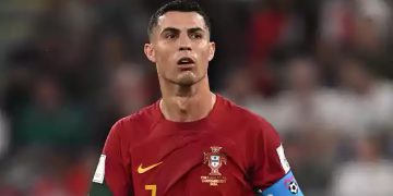 Cristiano Ronaldo tira ‘lanche’ da cueca durante jogo de Portugal e põe na boca
