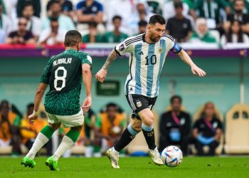 Argentina vence com gol de Messi e escapa de nova derrota