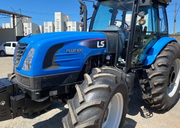 Prefeitura de Pouso Alegre adquire novo trator para obras na zona rural