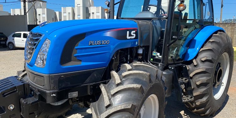 Prefeitura de Pouso Alegre adquire novo trator para obras na zona rural