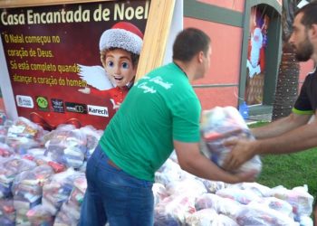 Câmara Municipal de Pouso Alegre acompanha doação de empresários para Casa Encantada de Noel