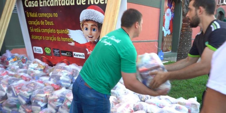 Câmara Municipal de Pouso Alegre acompanha doação de empresários para Casa Encantada de Noel
