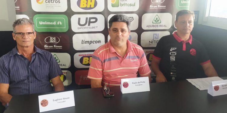 Presidente Paulo da Pinta apresenta novo técnico do P.A.F.C