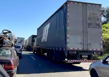 Acidente entre carretas na BR-381 Fernão Dias, deixa 1 morto e causa 11km de retenção