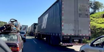 Acidente entre carretas na BR-381 Fernão Dias, deixa 1 morto e causa 11km de retenção