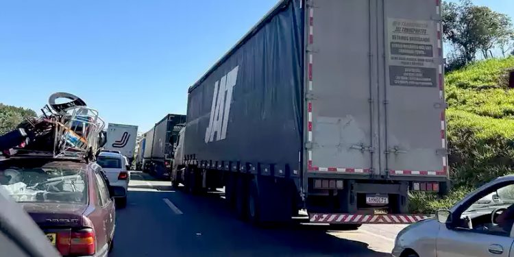 Acidente entre carretas na BR-381 Fernão Dias, deixa 1 morto e causa 11km de retenção