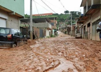 Chuva em Pouso Alegre deixa famílias ilhadas, árvore cai na BR-381 e trânsito fica interditado