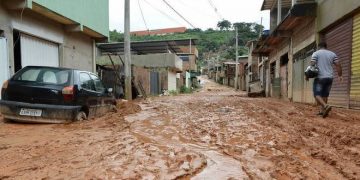 Chuva em Pouso Alegre deixa famílias ilhadas, árvore cai na BR-381 e trânsito fica interditado