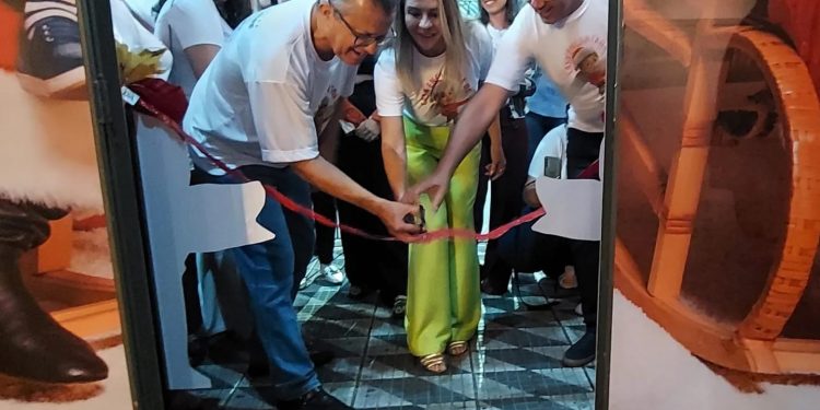 Presidente da Câmara de Pouso Alegre participa da abertura oficial da Casa do Papai Noel