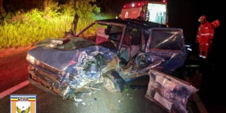 Acidente na MG-179 entre Pouso Alegre e Alfenas deixa motorista preso às ferragens