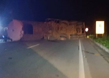 Carreta tomba em Pouso Alegre próximo ao Cantagalo, motorista e amigo estavam drogados