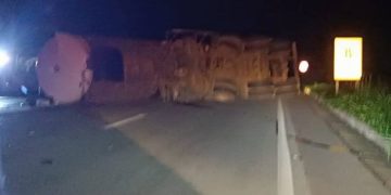 Carreta tomba em Pouso Alegre próximo ao Cantagalo, motorista e amigo estavam drogados