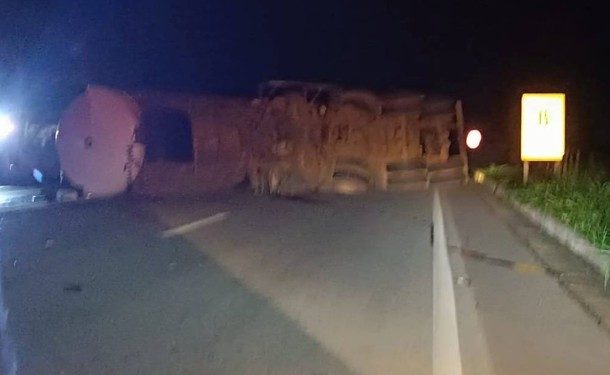 Carreta tomba em Pouso Alegre próximo ao Cantagalo, motorista e amigo estavam drogados