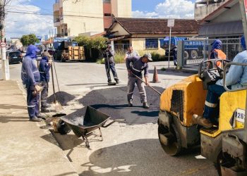 Prefeitura de Pouso Alegre realiza operação tapa-buracos e limpeza da cidade